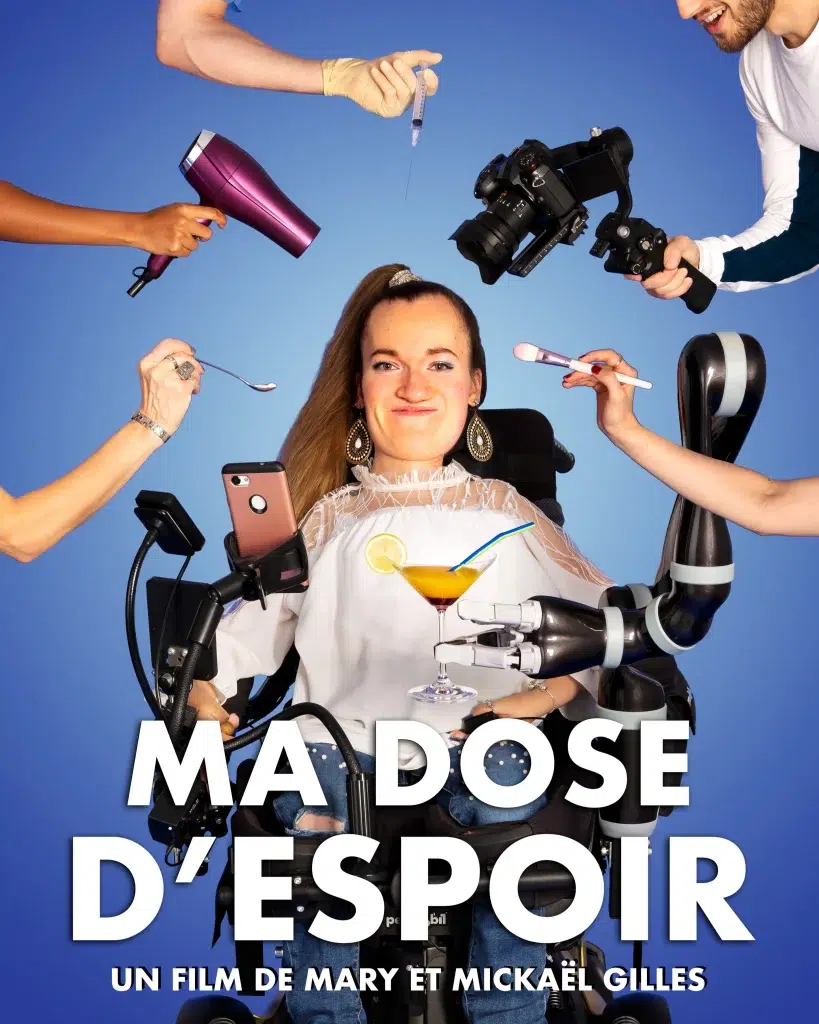 affiche du documentaire ma dose d'espoir, mary est au centre et des bras l'aident à la nourrir, à la maquiller