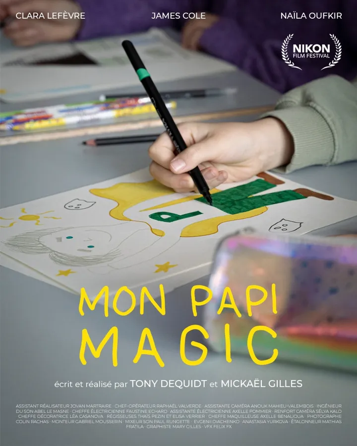 Affiche de court métrage sur laquelle la main d'une petite fille dessine son papi en superhéro Court Métrage Mon Papi Magic